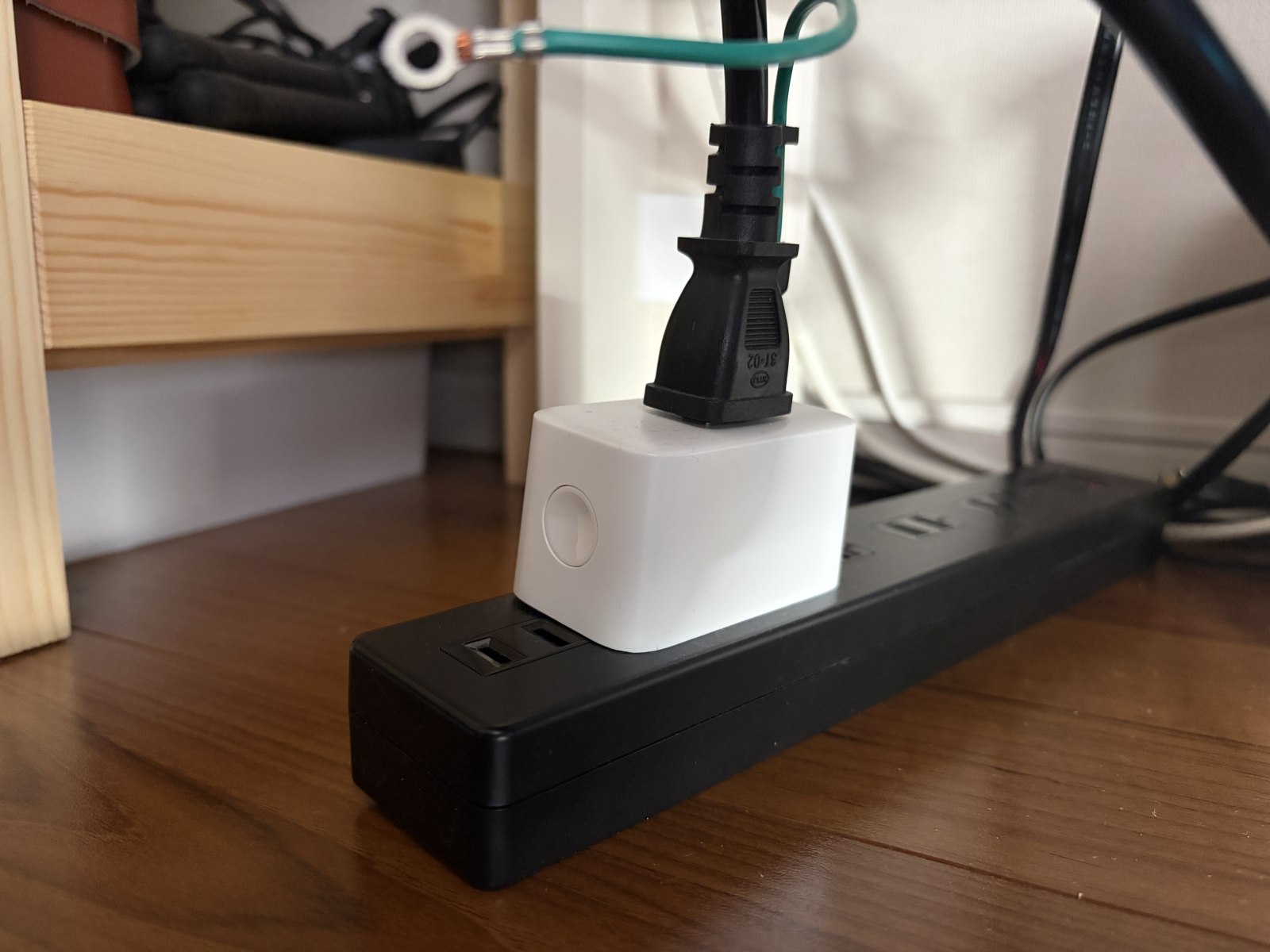 SwitchBotプラグミニをN極対応の電源タップへ接続した状態