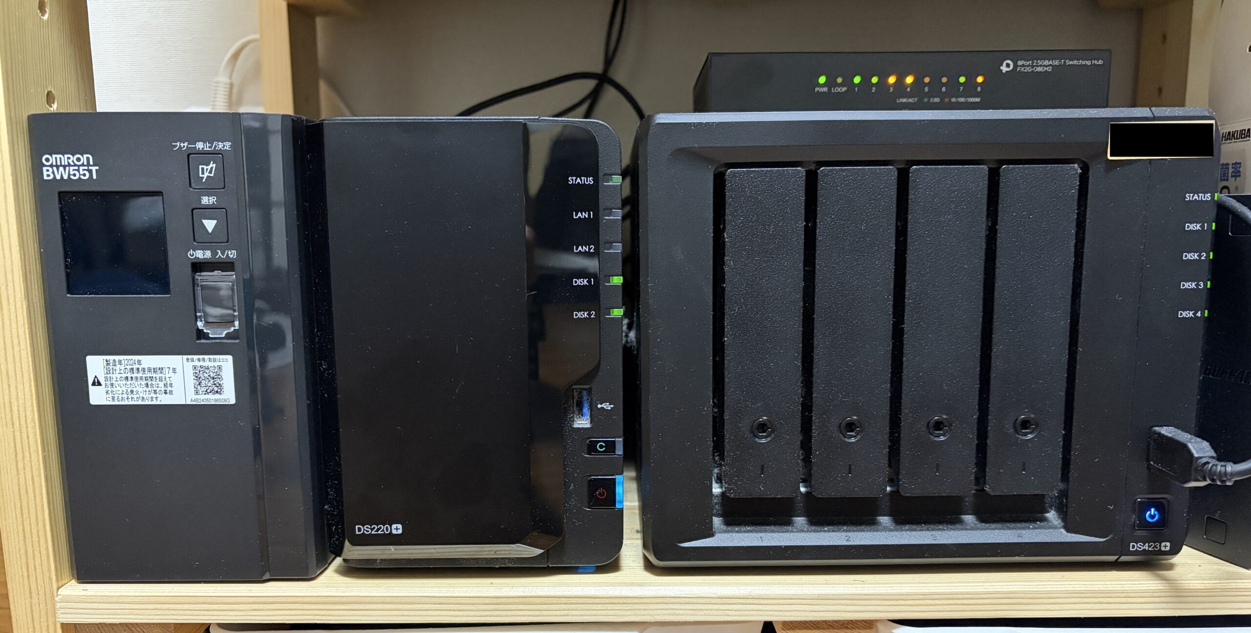 棚に縦置きで並べたオムロンBW55T、Synology DS220+、DS423+の3台